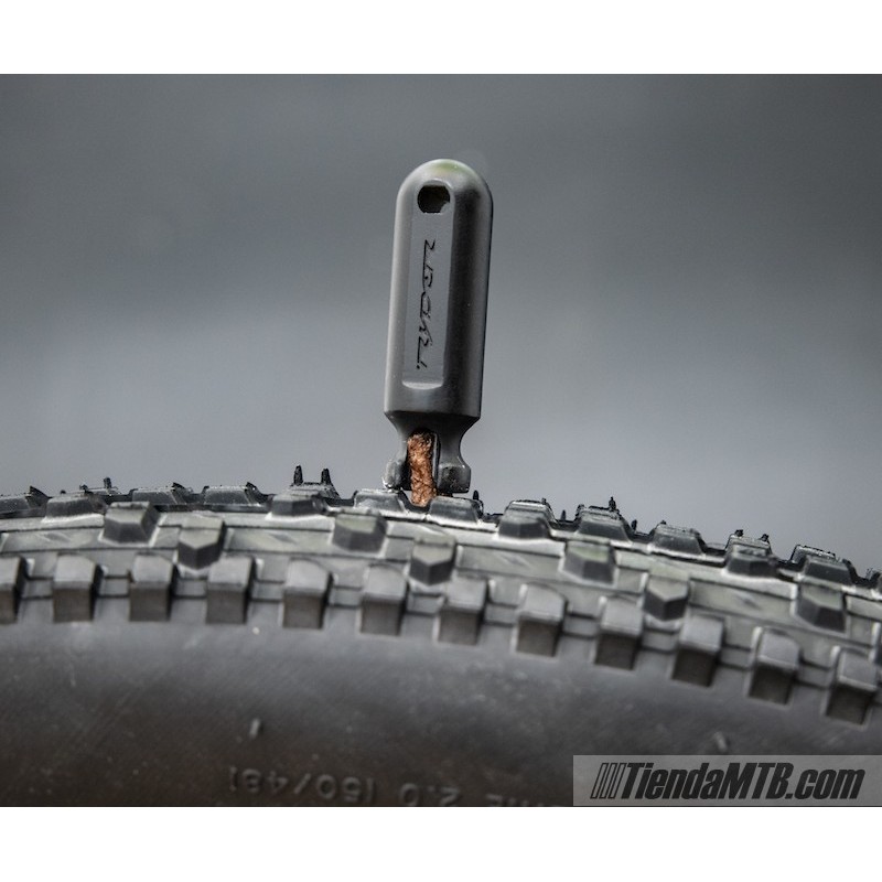 Reparación rápida de pinchazo de rueda de bicicleta de montaña con tubeless  usando mechas